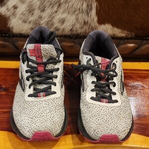 Brooks Athletic Shoes - White and Pink